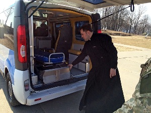 Парафіяни УГКЦ у Бельгії передали реанімобіль для військових.(ФОТО)